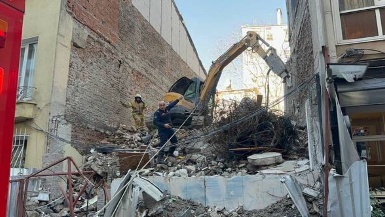 İstanbul'da bina yıkımında panik: 1 kişi enkaz altında kaldı