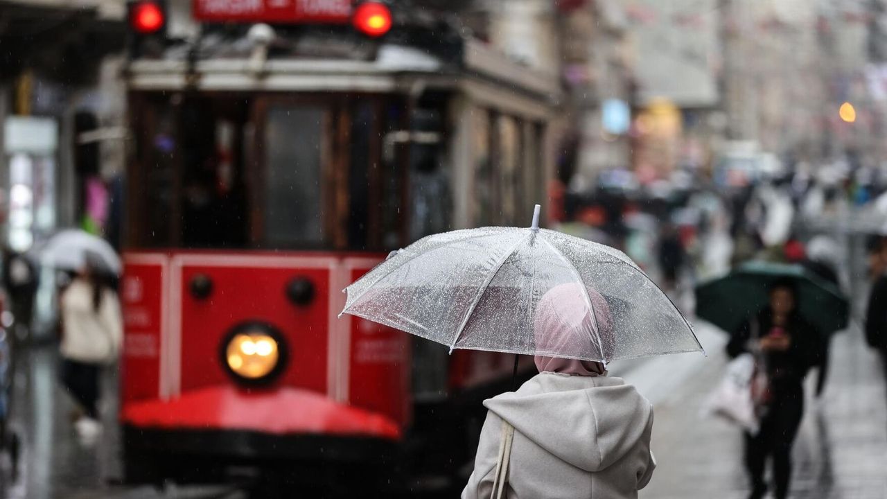 İstanbul için sağanak yağış uyarısı: Akşam saatlerinde bir an önce evinize gidin