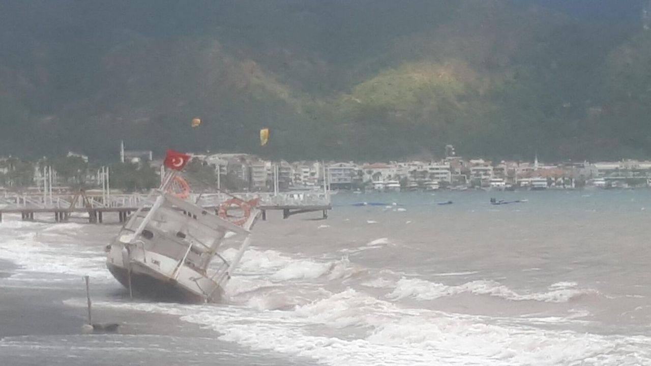 Marmaris'te şiddetli fırtına, çevreyi adeta sarsarak olağanüstü bir duruma soktu