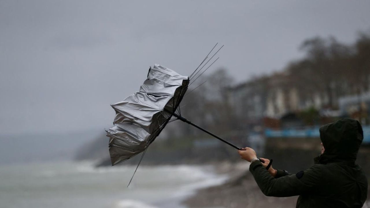 Meteorolojiden uyarı: Marmara Bölgesi'nde fırtına Karadeniz'de ise hem kar hem sağanak