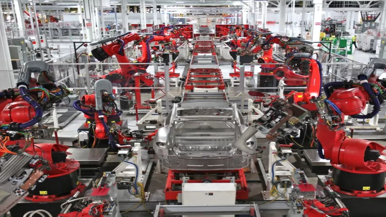 Tesla fabrikasında bir robotun çalışana saldırması sonucunda çalışan ciddi şekilde yaralandı!