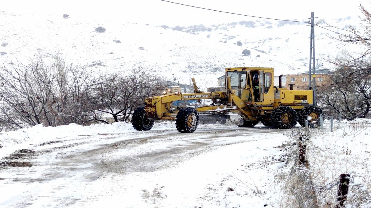 Tunceli’de 96 köy yolu ulaşıma kapandı: Bölgede kar kalınlığı 35 santimetreye ulaştı