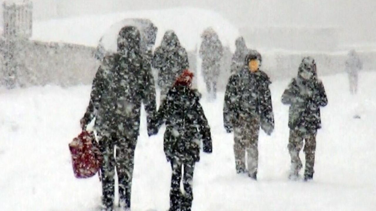 Yoğun kar yağışı nedeniyle yarın okullar tatil edildi