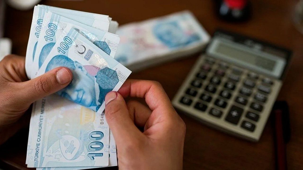 18 yaşını geçene kredi kasası açıldı! Kimliğiyle gelen 100.000 TL nakit parayı götürecek