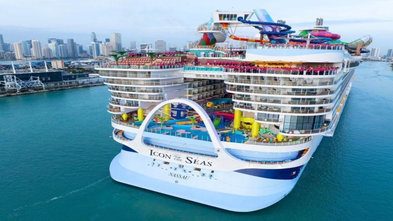 365 metre uzunluğundaki yüzen şehir 'Icon of the Seas' ilk yolculuğuna çıktı