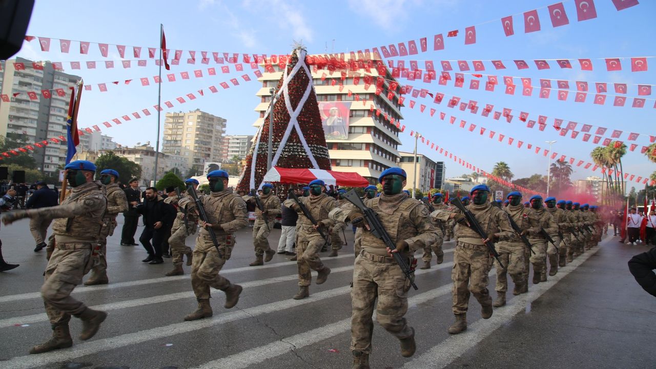 Adana'da coşkulu kutlama: Şehrin düşmandan kurtuluşunun 102. yılı kutlanıyor