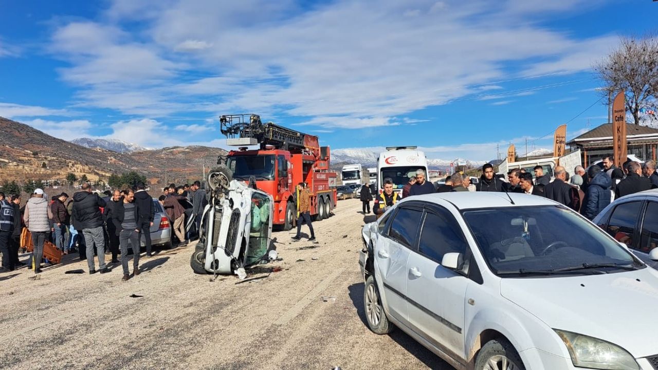 Adıyaman'da zincirleme kaza meydana geldi: 3 yaralı var