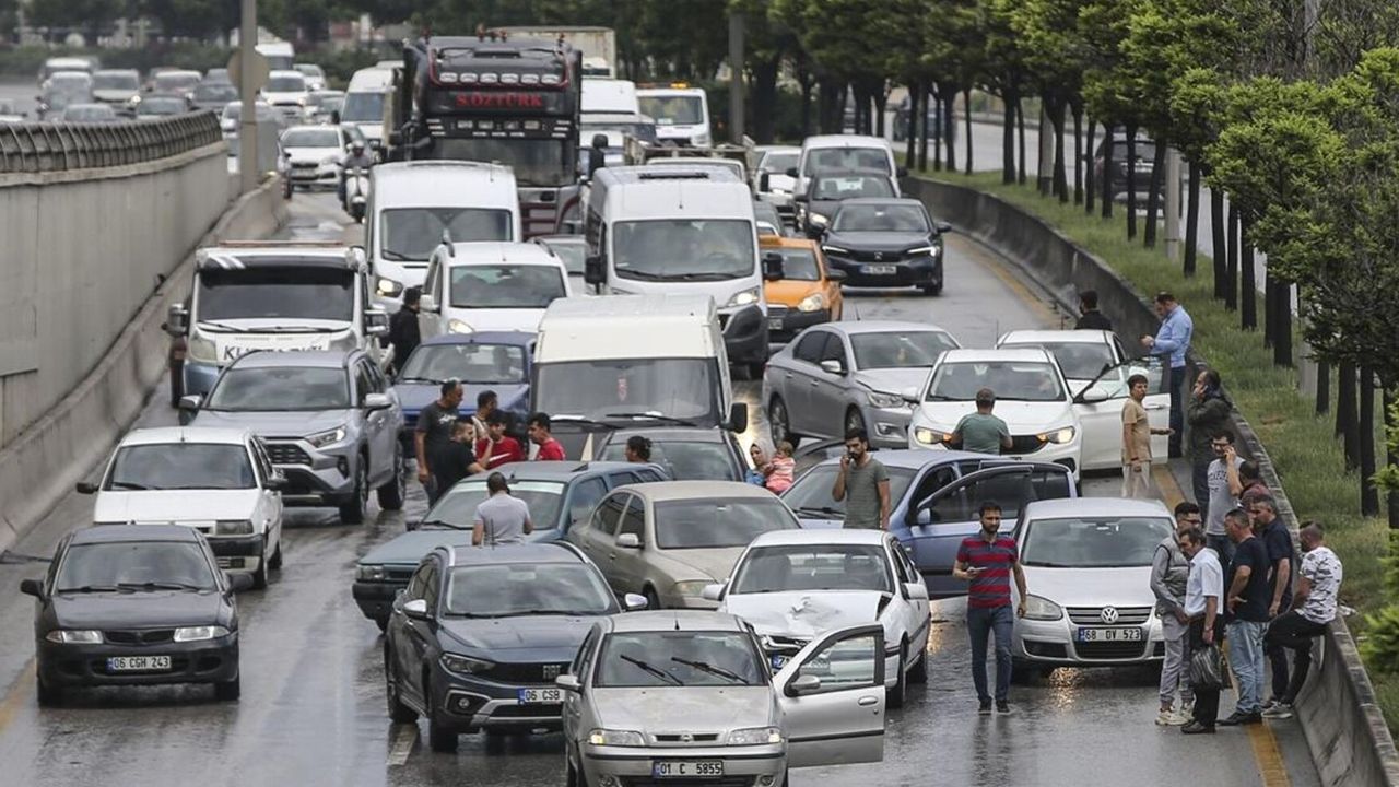 Ankara'da zincirleme kaza: Sağanak yağış nedeniyle 26 araç birbirine girdi