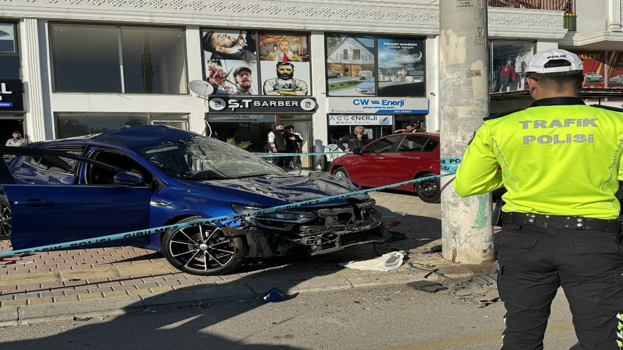 Antalya'da durakta yolculara araba çarptı: 2 kişi hayatını kaybetti