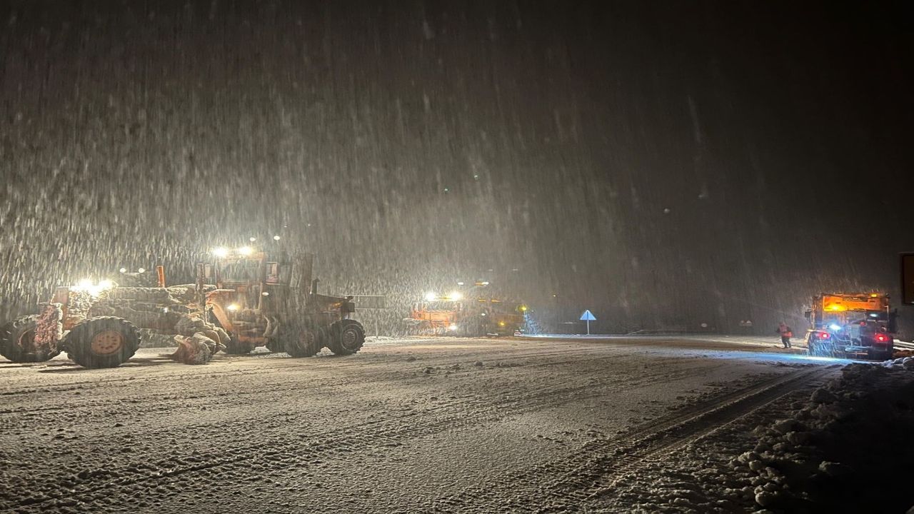 Antalya-Konya yolunda kar engeli: Tırların geçişi durduruldu