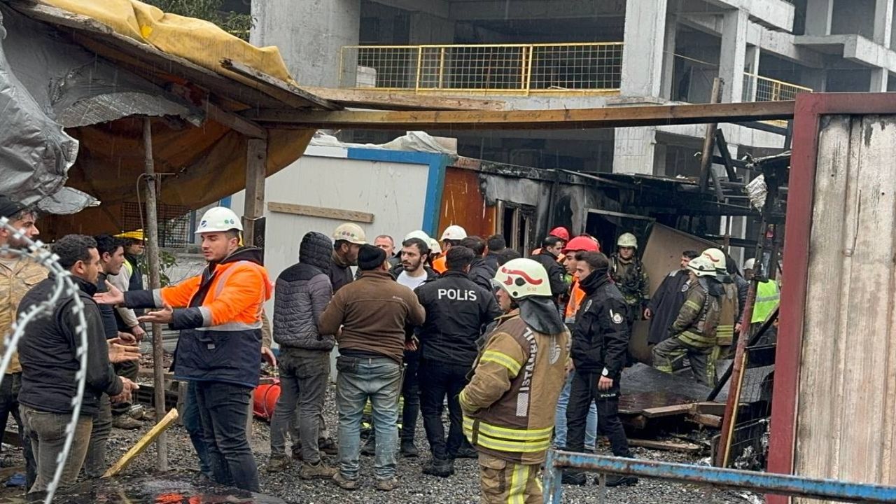 Ataşehir'de şantiyeden alevler yükseldi: 4 konteyner çıkan yangında kullanılamaz hale geldi