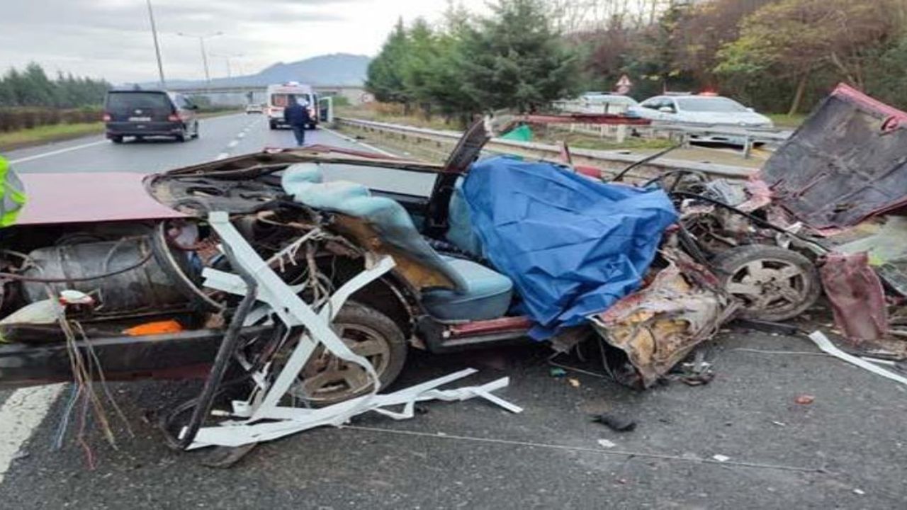 Bariyere çarpan otomobil parçalara ayrıldı: 2 ölü, 2 yaralı!