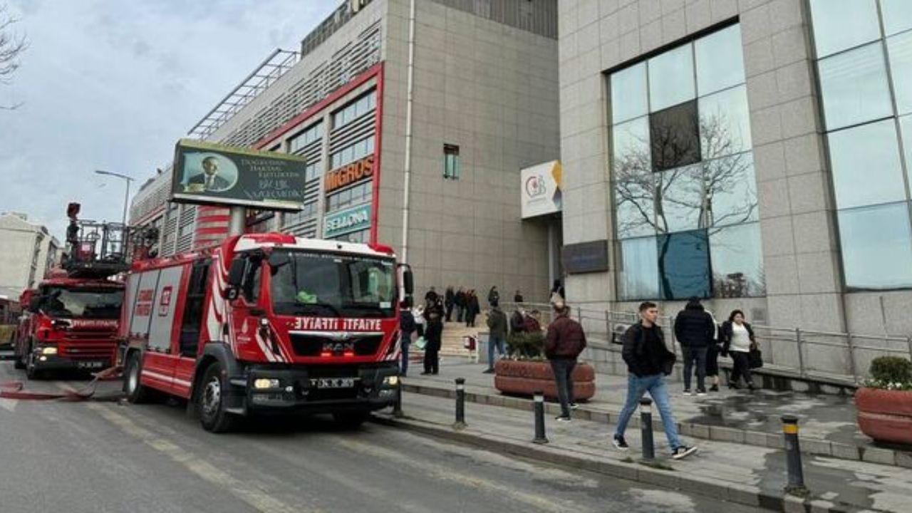 Bayrampaşa Belediye binasında yangın paniği: Ekiplerin müdahalesi sürüyor