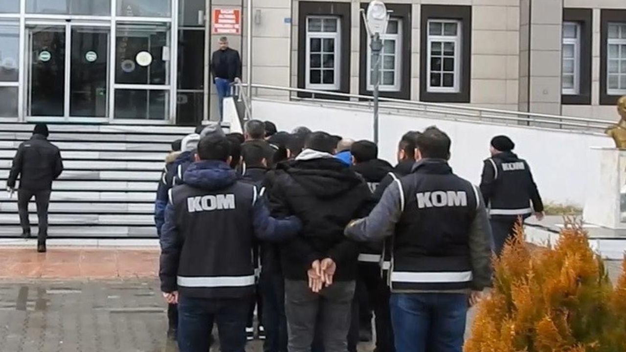 Bitlis'te akıl almaz olay: Milli Eğitim Bakanlığı'na ait 46,2 ton kömür satan 4 şüpheli tutuklandı