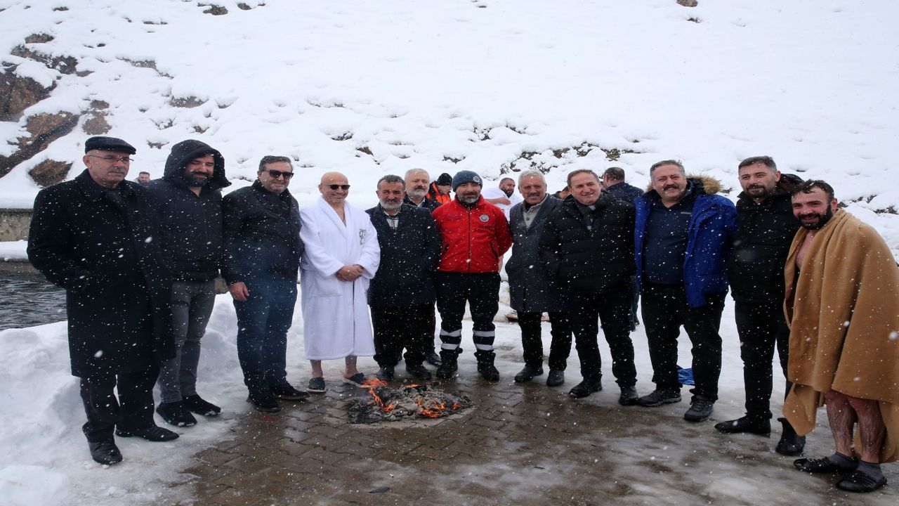 Bitlis'te yüzme etkinliği yapıldı: Dondurucu soğukta yüzdüler