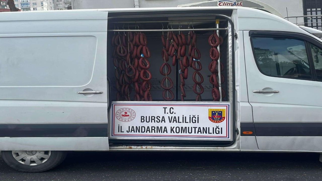 Bursa'da tuhaf olay: Akaryakıt istasyonunda minibüste sucuk yıkayan 2 kişi gözaltına alındı