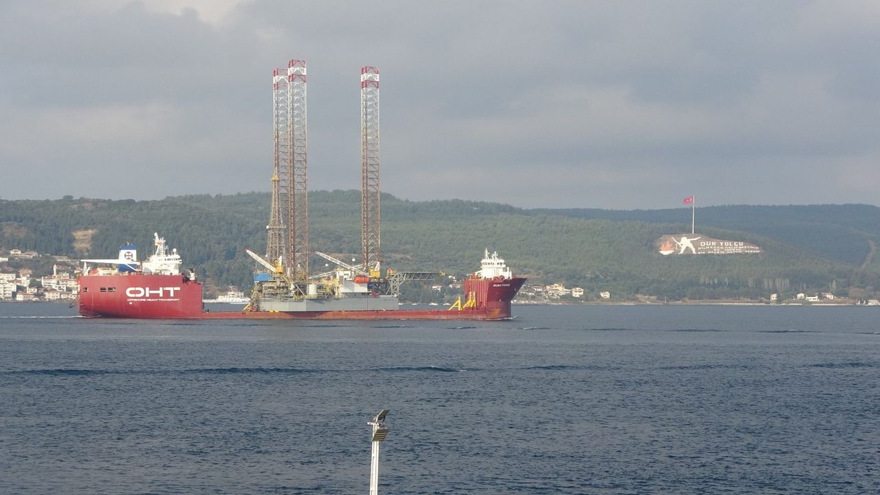 Çanakkale Boğazı'na sis engeli: Transit gemi trafiğine kapatıldı!