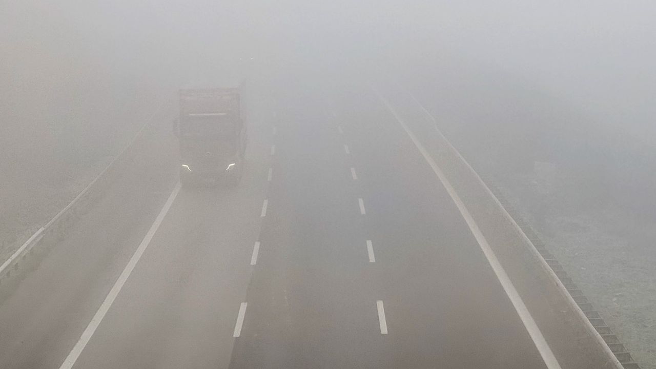 Düzce'de sisli hava hakim: Kent merkezinde görüş mesafesi düştü