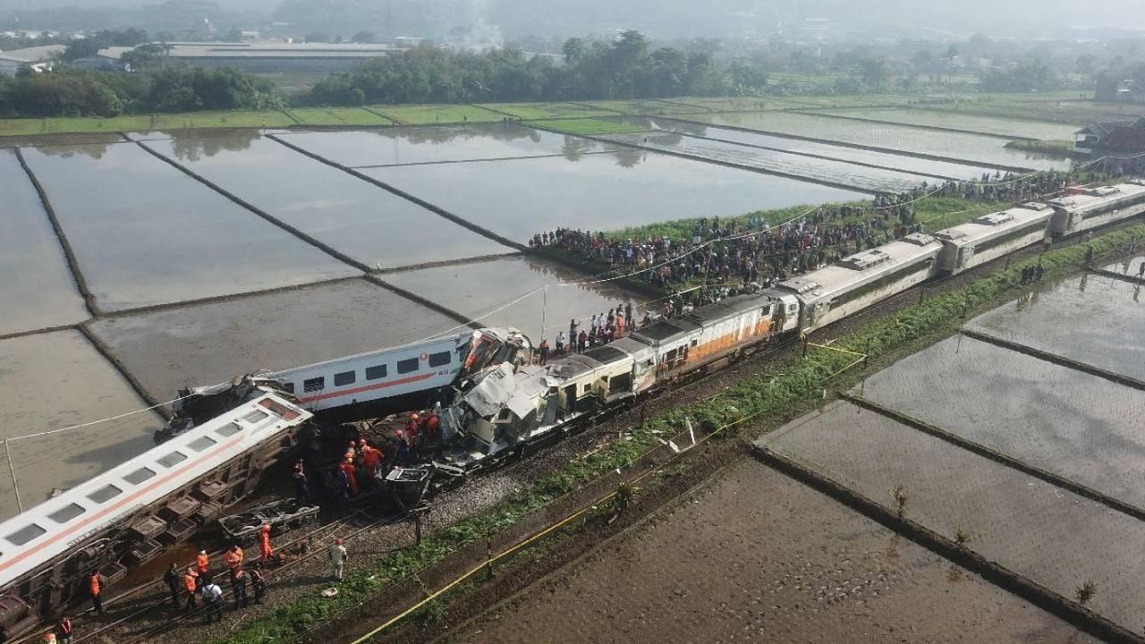 Endonezya'da tren faciası: Çarpışmada 3 kişi hayatını kaybetti