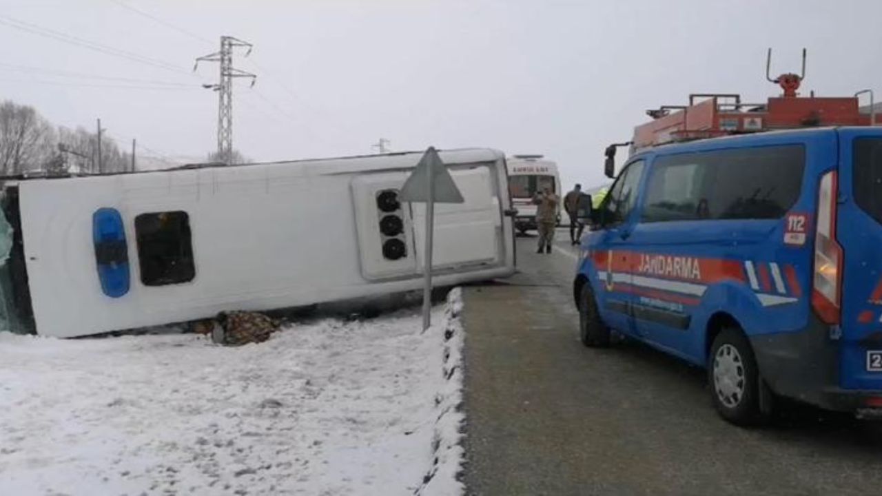 Erzincan'da hafif ticari araç midibüsle çarpıştı: 1 kişi öldü 9 yaralı