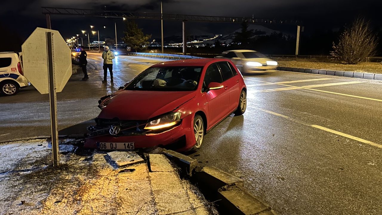 Erzurum'da trafik kazası: İki otomobil çarpıştı, kazada 3 kişi yaralandı