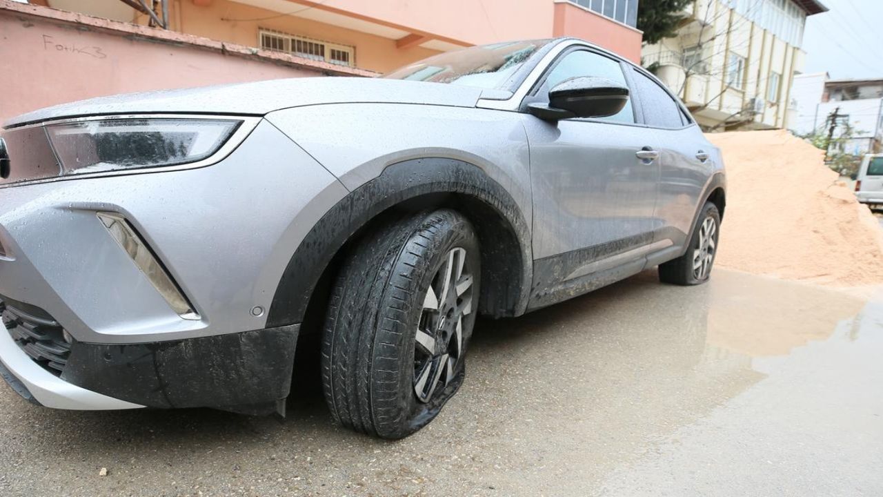 Gaziantep'te akıl almaz olan: Park halindeki 200 aracın lastiğini patlattı