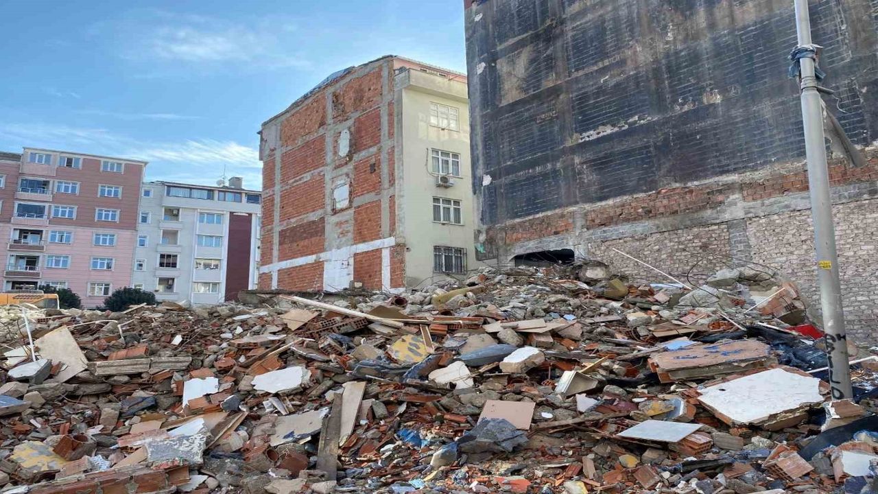 Güngören'de yıkım çalışmalarında 2 bina hasar aldı