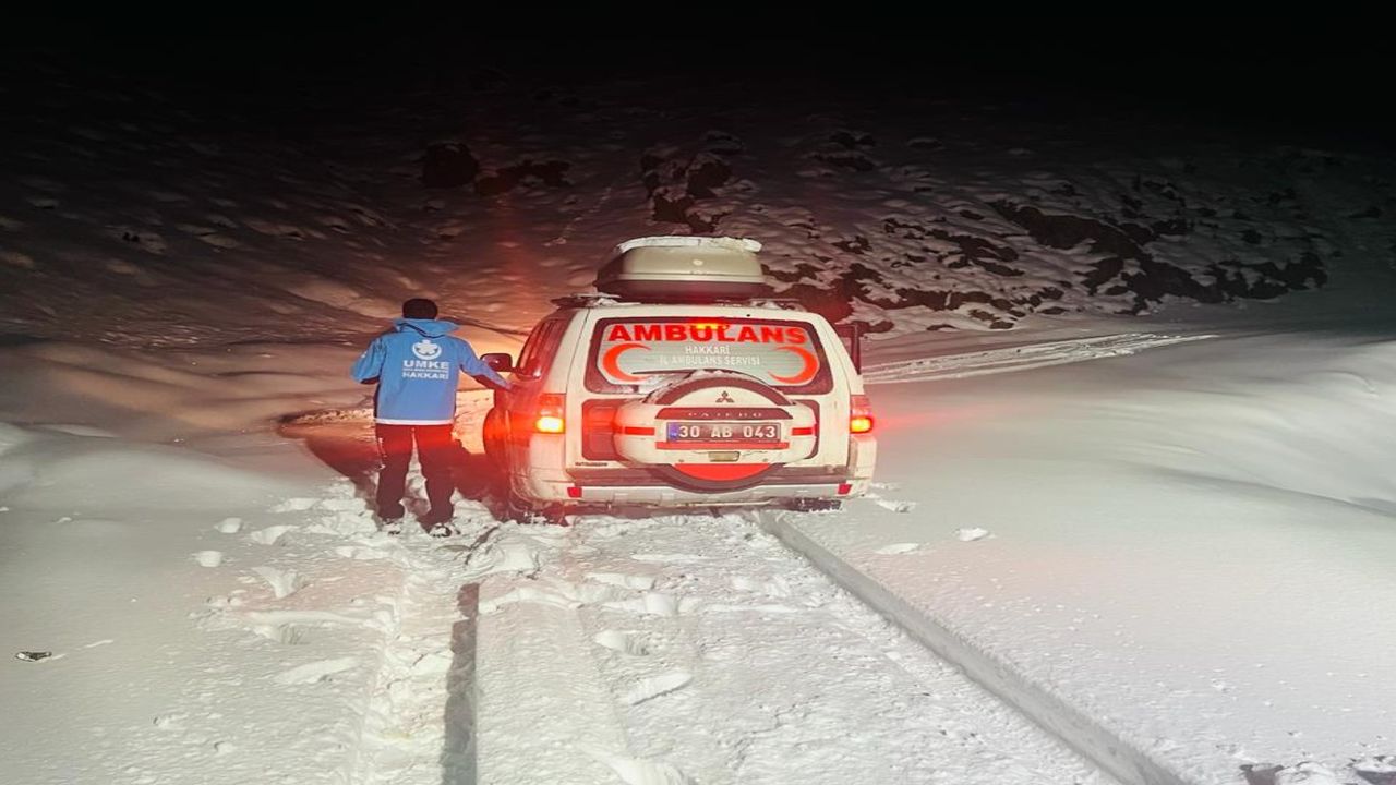 Hakkari'de yollar kapandı: Köyde mahsur kalan hasta kadının yardımına ekipler yetişti