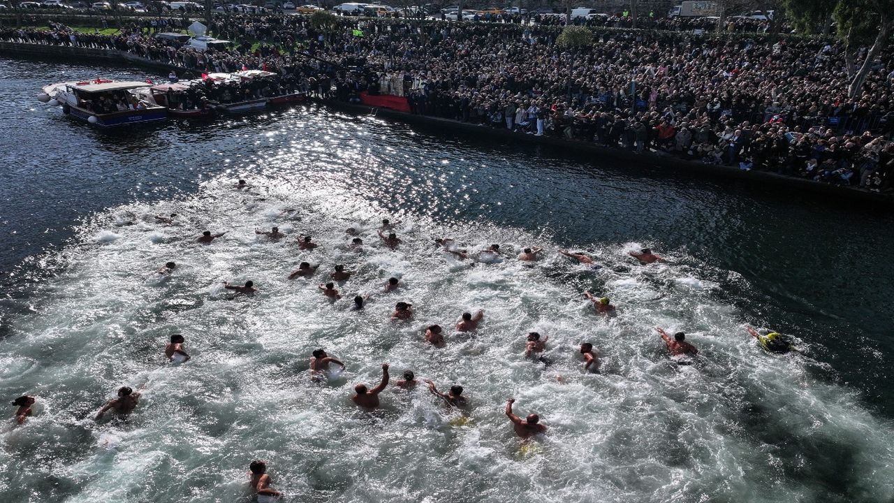 Haliç'te geleneksel haç çıkarma töreni