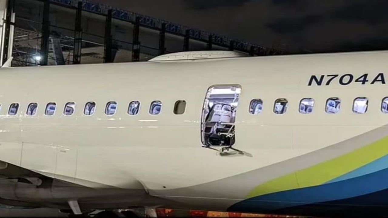 Havada acil durum: Uçağın çıkış kapısı patladı, zorunlu iniş gerçekleşti!