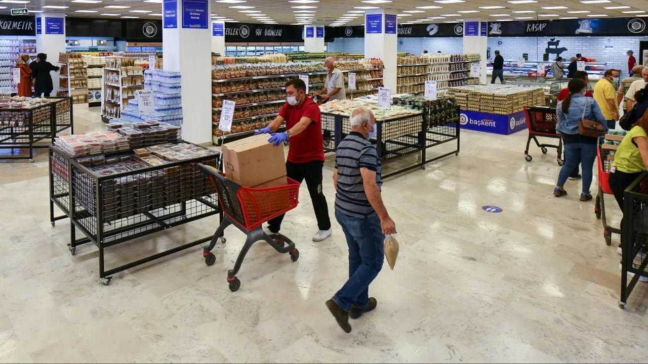 Her şey yüzde 50 indirimli satışa çıkartıldı! Portakal, domates, beyaz peynir, yoğurt ne ararsanız indirimde