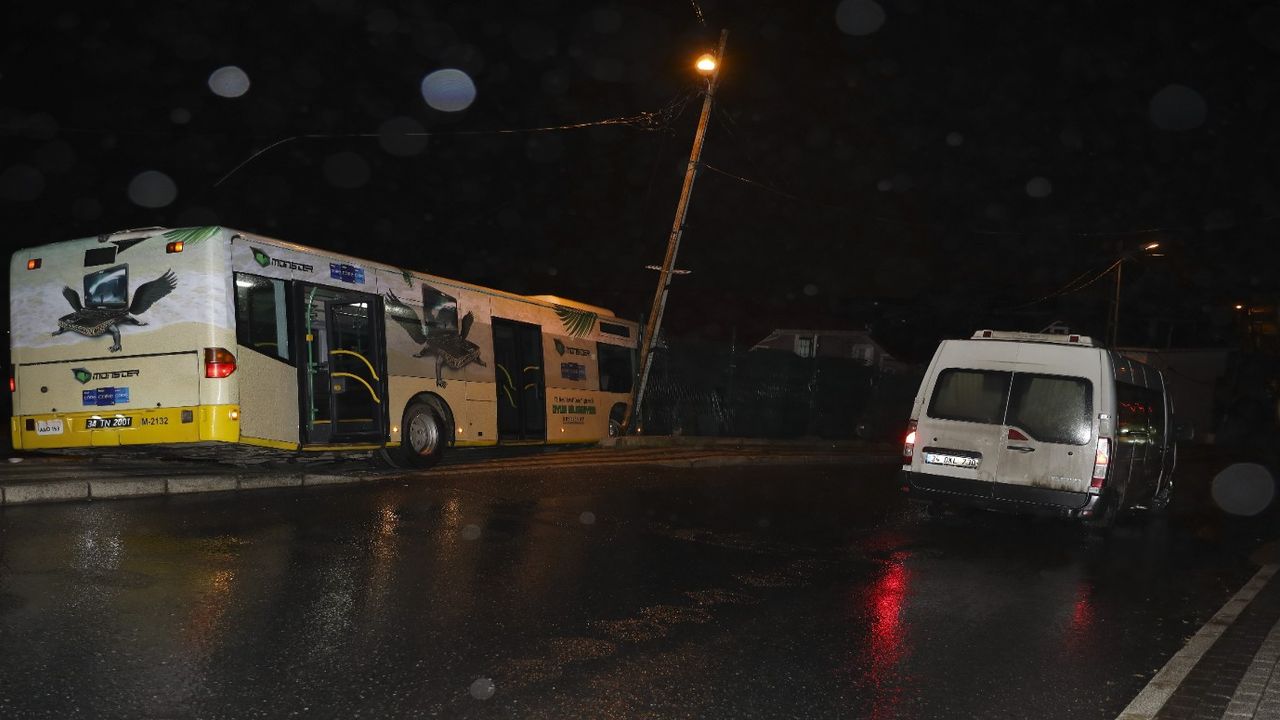 İETT otobüsü park halindeki araçlara çarptı