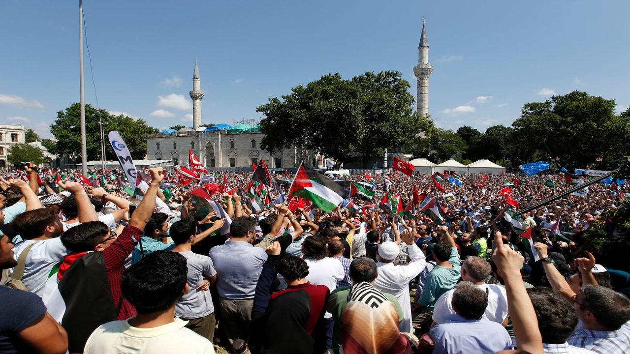 İran'da saldırının ardından cami kubbesine 'intikam bayrağı' çekildi