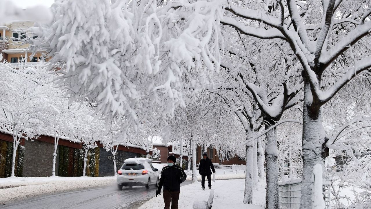 İstanbul beyaza büründü: Meteoroloji'den yeni hafta başında kar uyarıları ard arda geldi