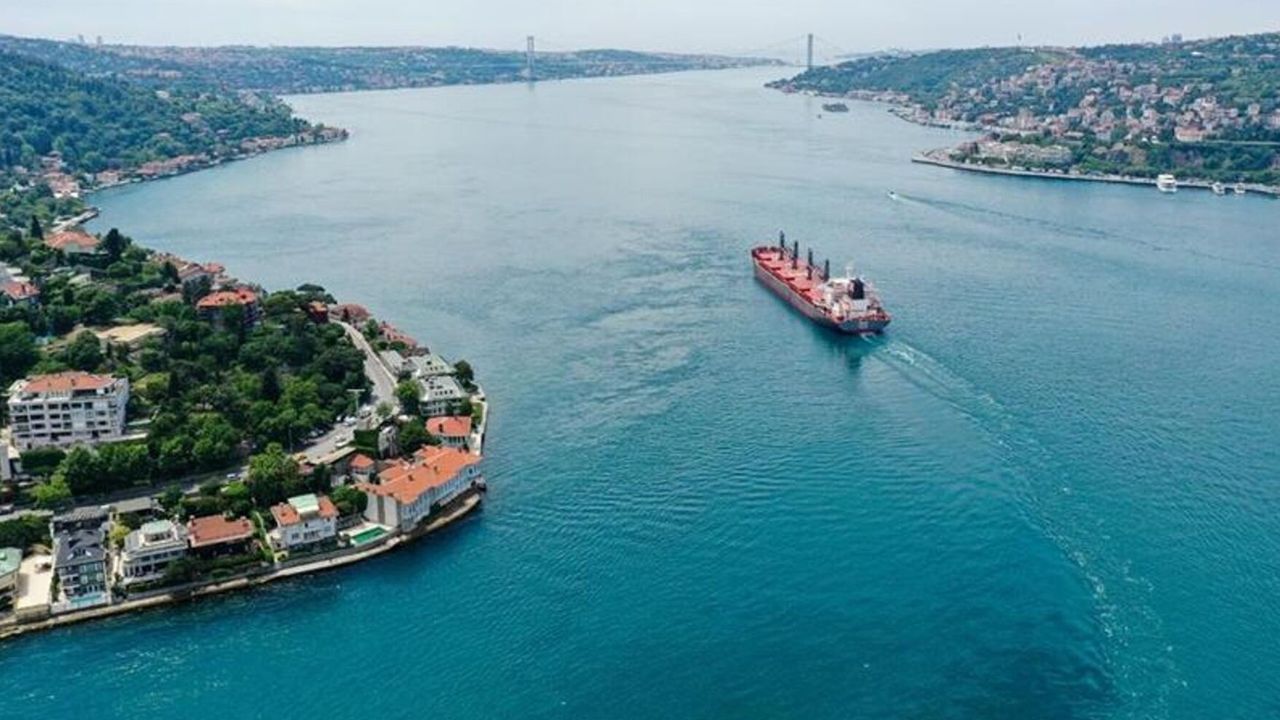 İstanbul Boğazı'nda Gemi Trafiği, Tankerin Demir Atması Nedeniyle Geçici Olarak Durduruldu!