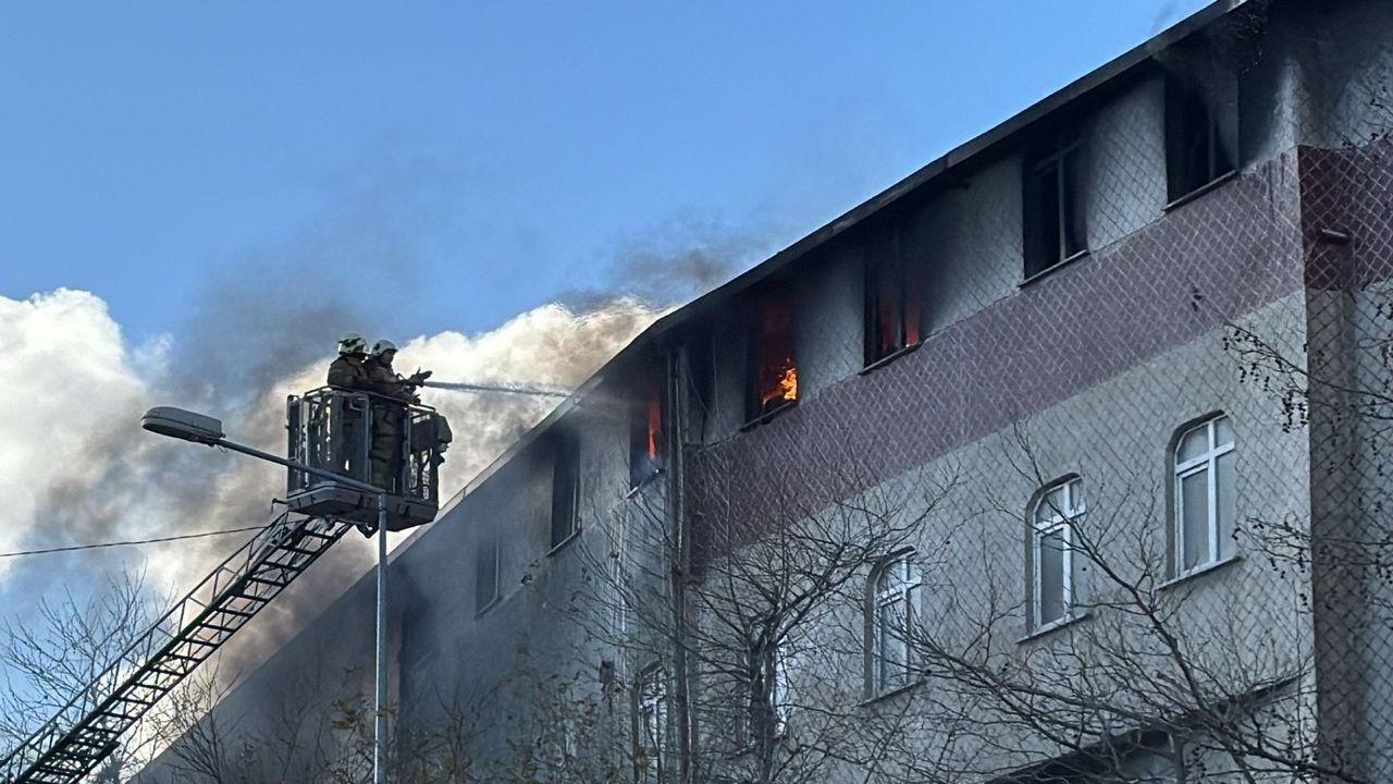 İstanbul'da ayakkabı üretim fabrikasında yangın paniği: Ekiplerin müdahalesi sürüyor