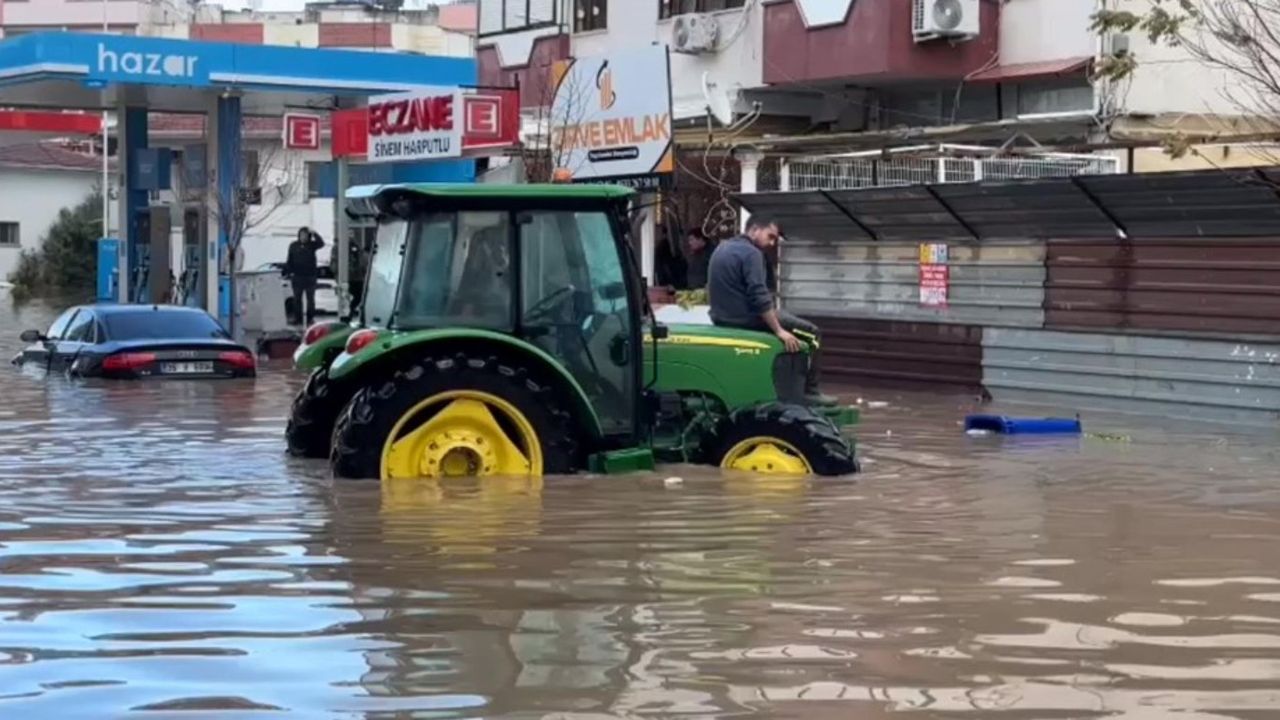 İzmir'de sağanak yağışlar etkili oldu: Dikili'de eğitime ara verildi