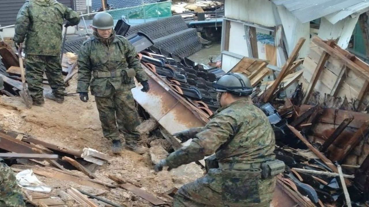 Japonya'daki 7.6'lık depremde can kaybı 128'e çıktı