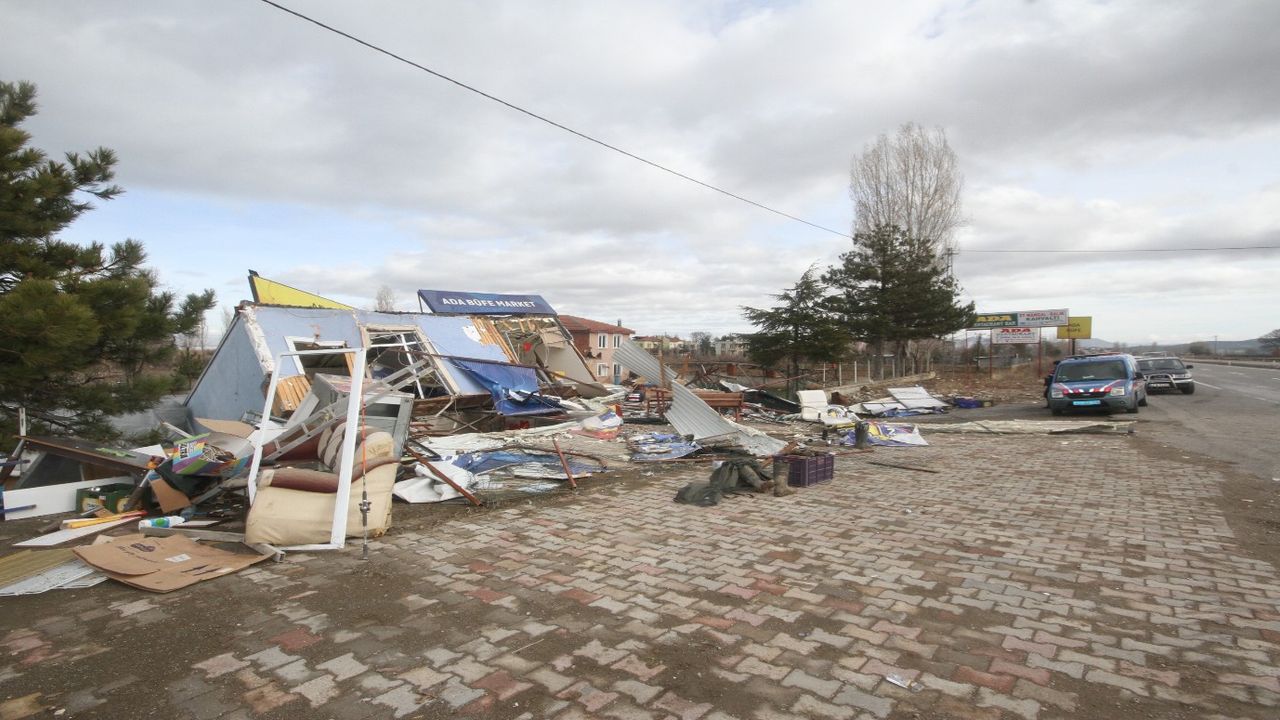 Konya'da öfkeli müşteri dehşeti: İş makinesi ile büfe ve restoranı yıktı
