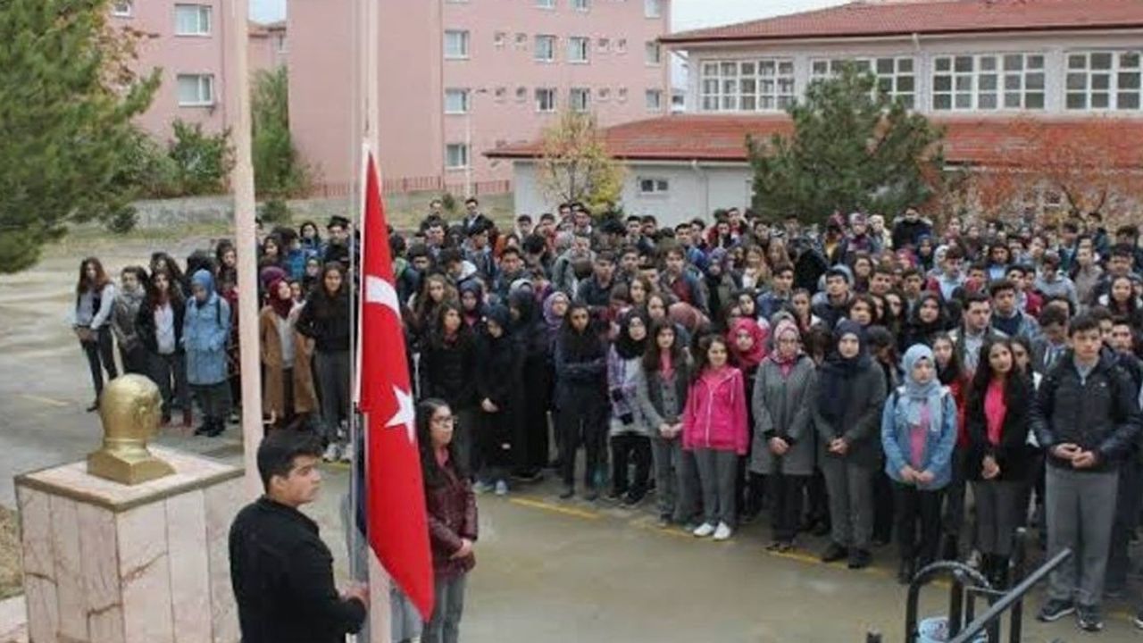 MEB'den son dakika duyurusu! Pazartesi sabahı okullarda 1 dakikalık saygı duruşunda bulunulacak