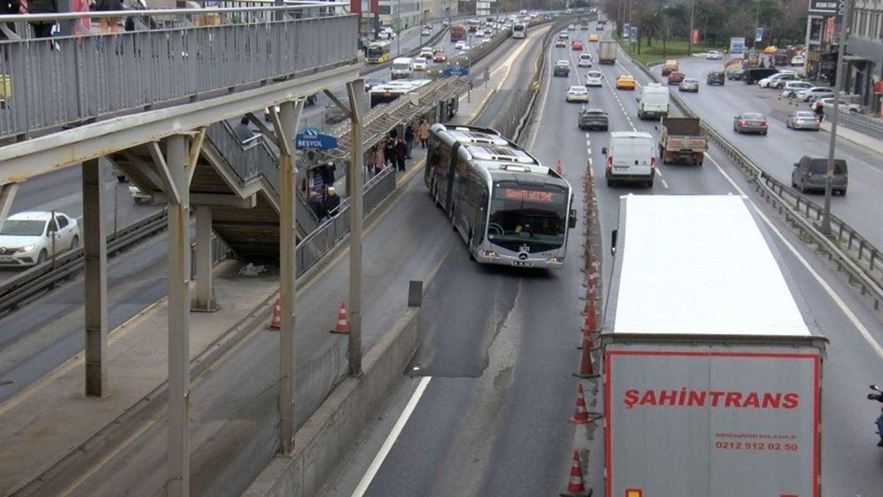 Metrobüs durağında şaşırtan görüntü: Görüntü sosyal medyada gündem yarattı! Belediye'den açıklama geldi