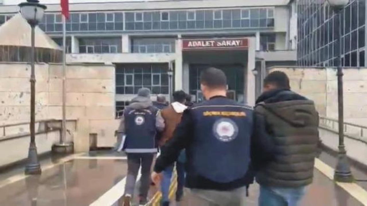 Osmaniye'de minibüsten kaçak göçmen çıktı: 14 kaçak göçmen ve araç sürücüsü tutuklandı