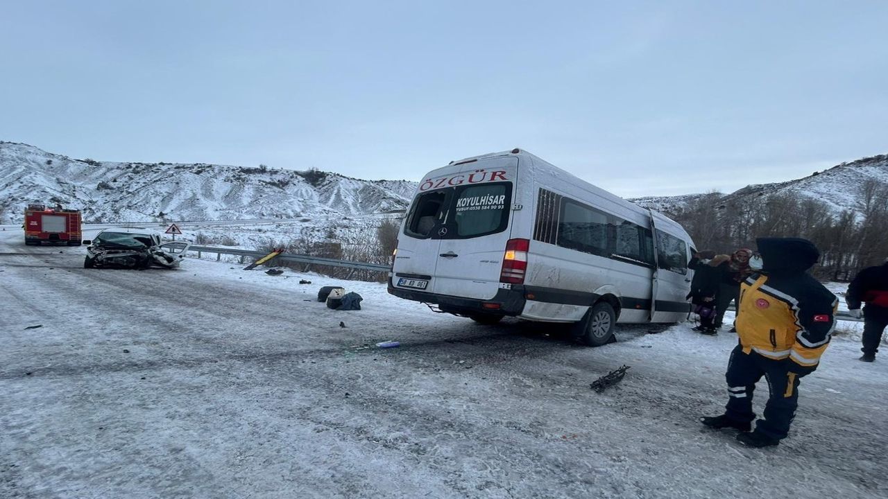 Sivas'ta minibüs ve hafif ticari aracın çarpışması sonucu 16 kişi yaralandı