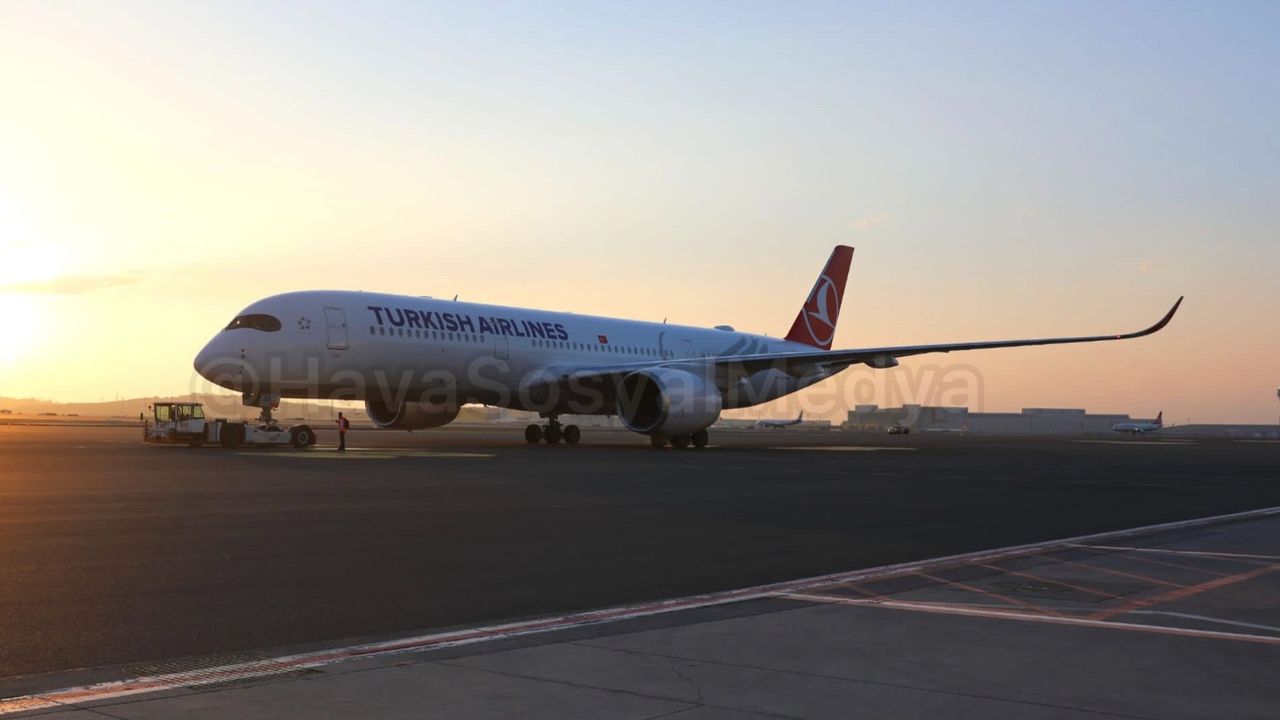 THY uçağı Narita'ya yönlendirildi: Japonya'da yaşanan uçak kazası sonrası THY uçağının rotası değiştirildi