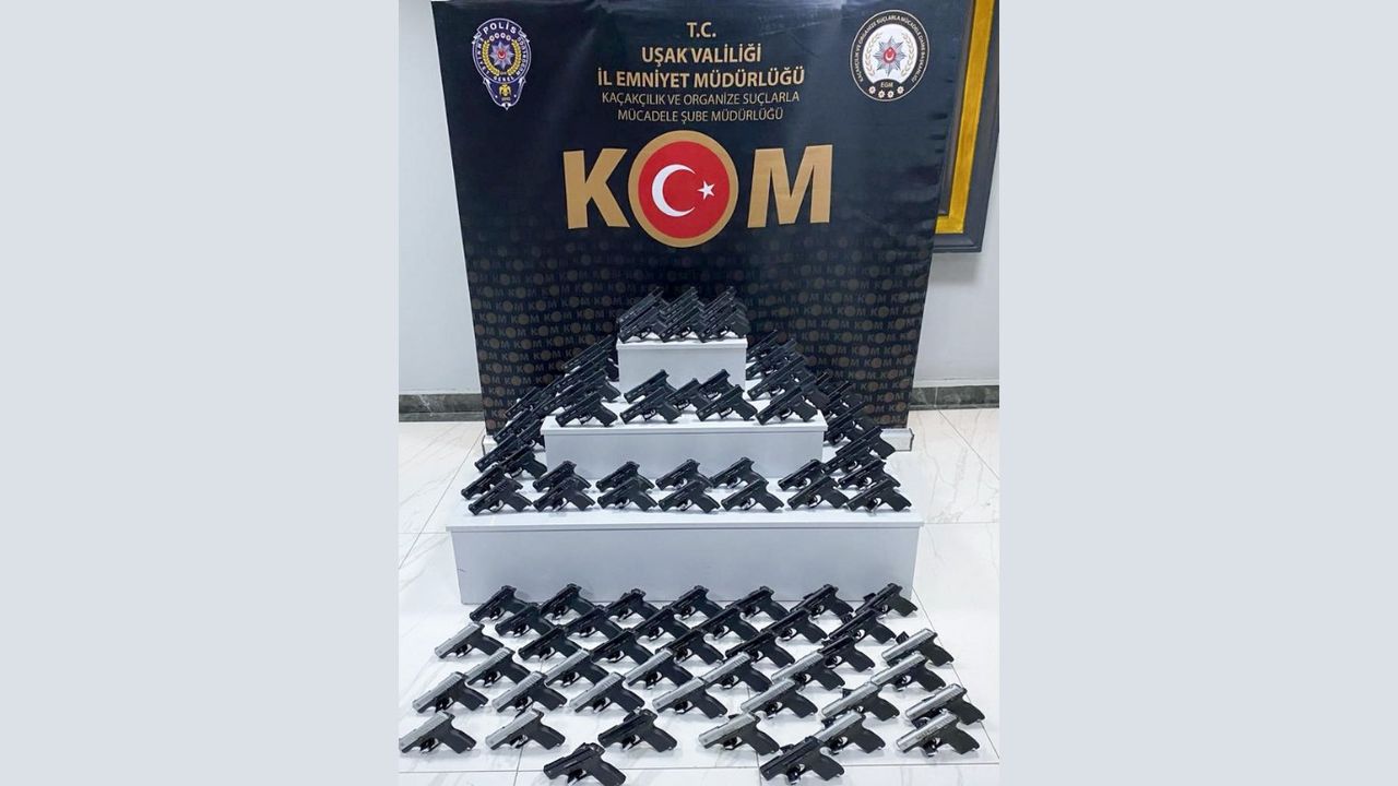 Uşak'ta silah kaçakçılığı ile mücadele: Bir otomobilde 100 adet ruhsatsız silah yakalandı