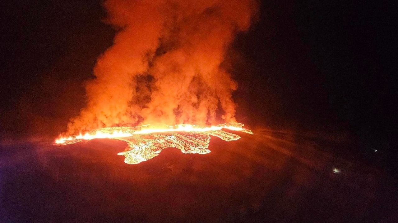 Yanardağ lav püskürterek patladı: Gökyüzü kızıla boyandı