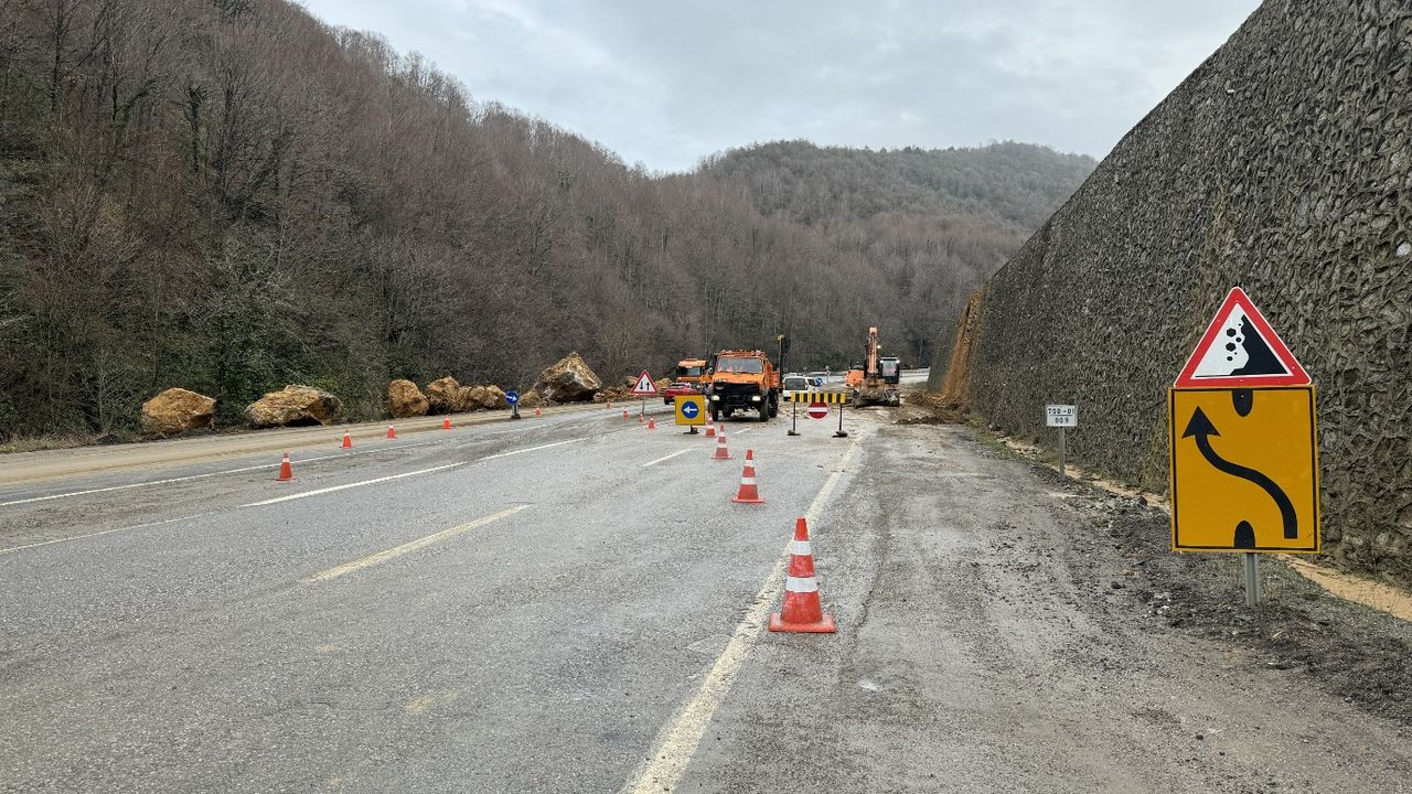 Zonguldak'da heyelan sonucu dev kayalar yolu kapattı: Otomobiller hasar aldı