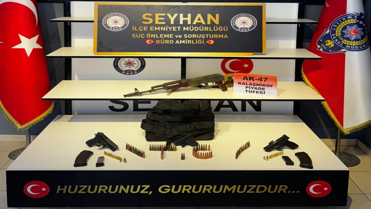 Adana'da ruhsatsız silah baskını: 3 tabanca bir kalaşnikof ele geçirildi
