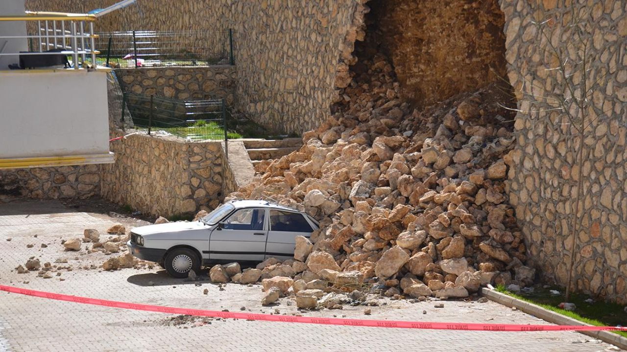 Adıyaman'da park halindeki araç çöken istinat duvarının altında kaldı