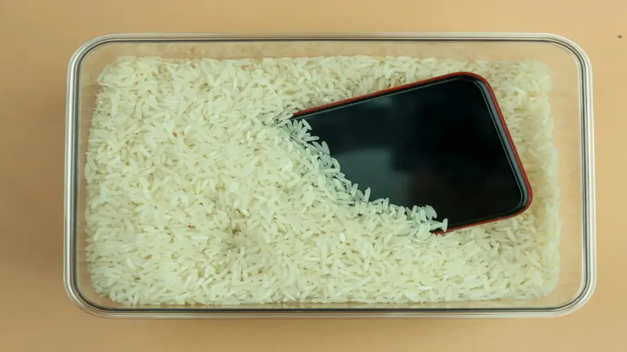 Apple, suya düşen iPhone'ların pirinç içine konulmaması gerektiğini açıkladı!